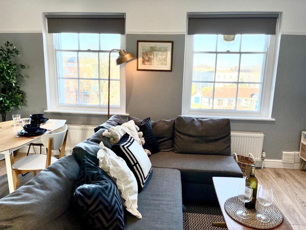 Am Living - Cheltenham Town Centre - St Georges Square Номер фото
